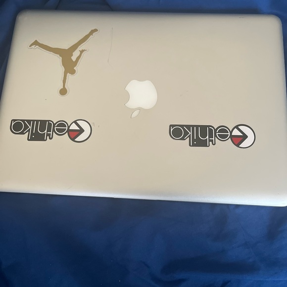 Apple MacBook 💻 pro 13.3 inch - Picture 2 of 4